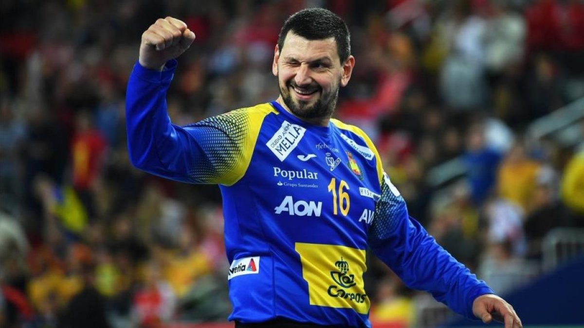 Arpad Sterbik celebra una de sus paradas en la final.-EFE / GEORGI LICOVSKI