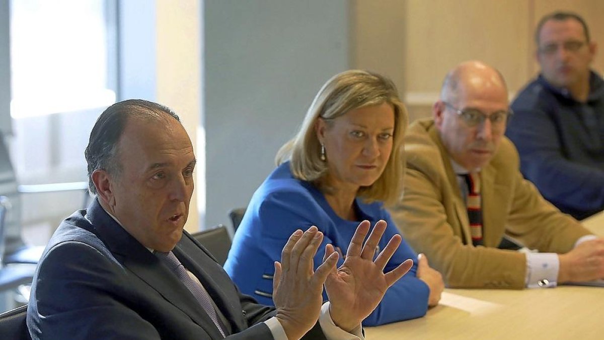 Gregorio Peña, Pilar del Olmo y CarlosMartín Tobalina en una reunión con representantes de los trabajadores de Made.-ICAL