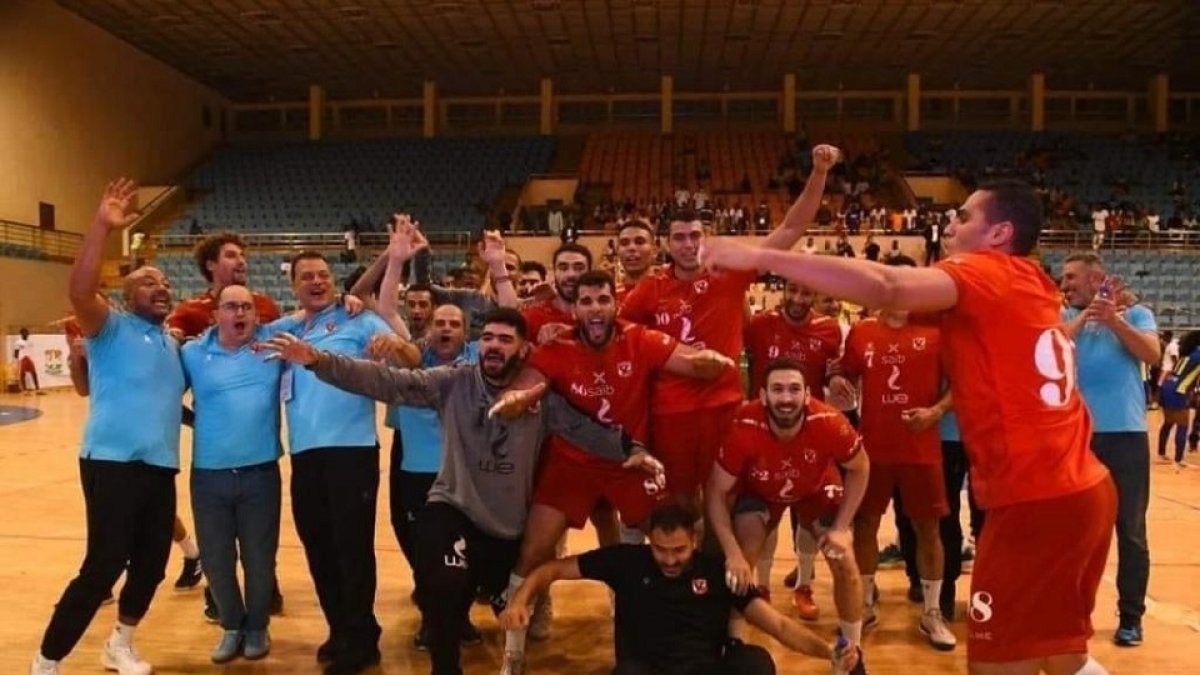 Dani Gordo (segundo por la izquierda) celebra el título con el Al Ahly egipcio. / EL MUNDO