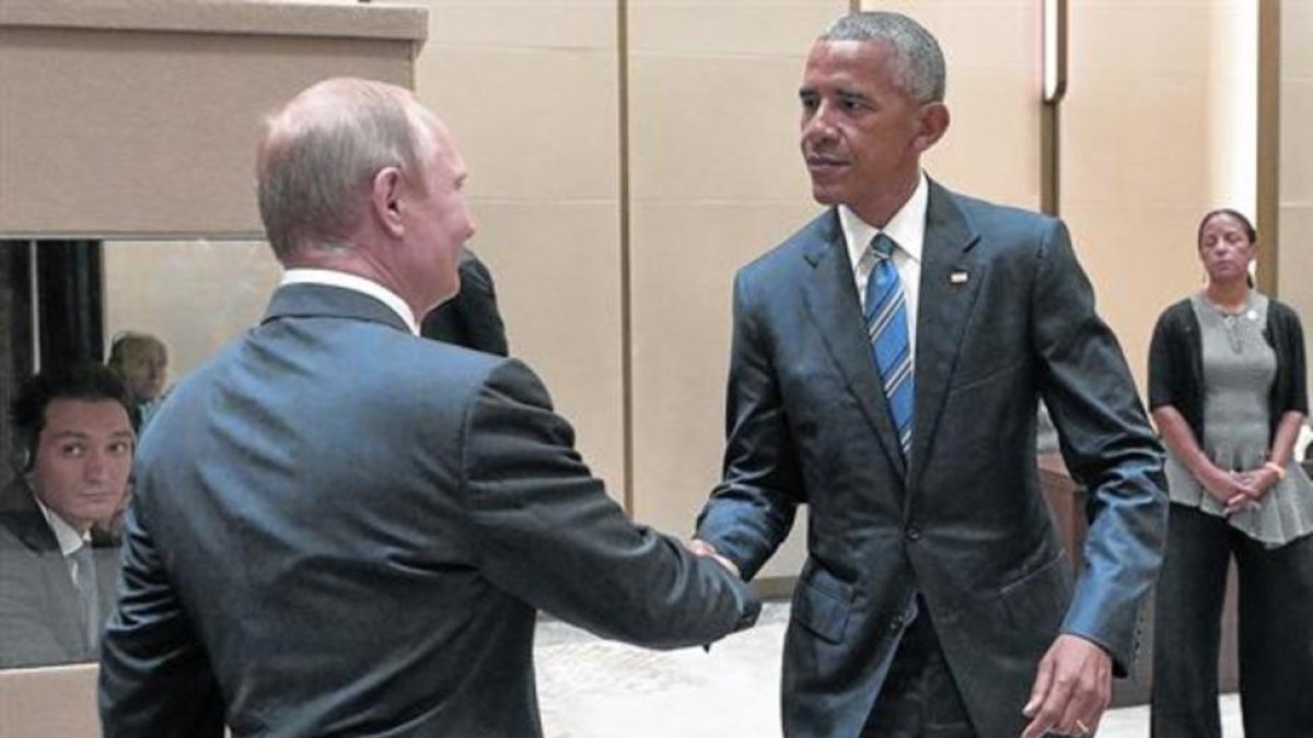 Frío saludo entre Obama y Putin, en una cumbre en Hangzhou (China).-AFP