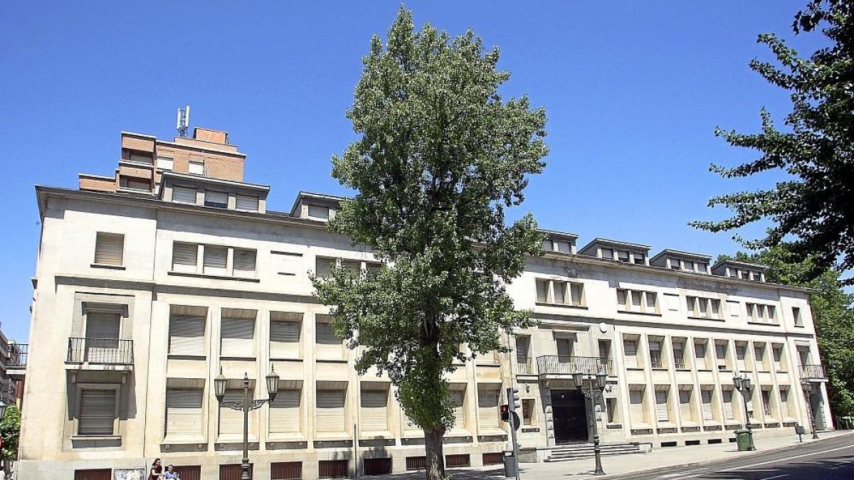 Edificio del antiguo Colegio del Salvador, el cual quieren que sea la sede del Campus de la Justicia.-ICAL