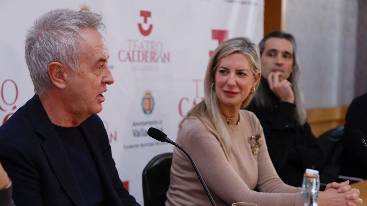 El actor Carlos Hipólito junto a la concejala de Educación y Cultura, Irene Carvajal, en la presentación del monólogo 'Burro' - E.M.