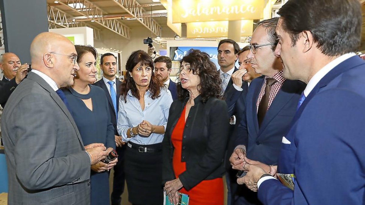 La secretaria de Estado de Turismo, Matilde Asían, visita el expositor de Valladolid.-REPORTAJE GRÁFICO: J.M. LOSTAU