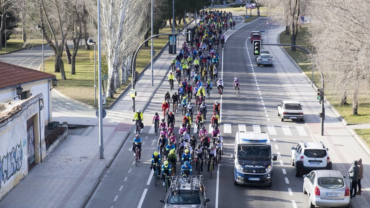 Centenares de ciclistas recuerdan a Estela Domínguez en una marcha multitudinaria en Salamanca. / ICAL