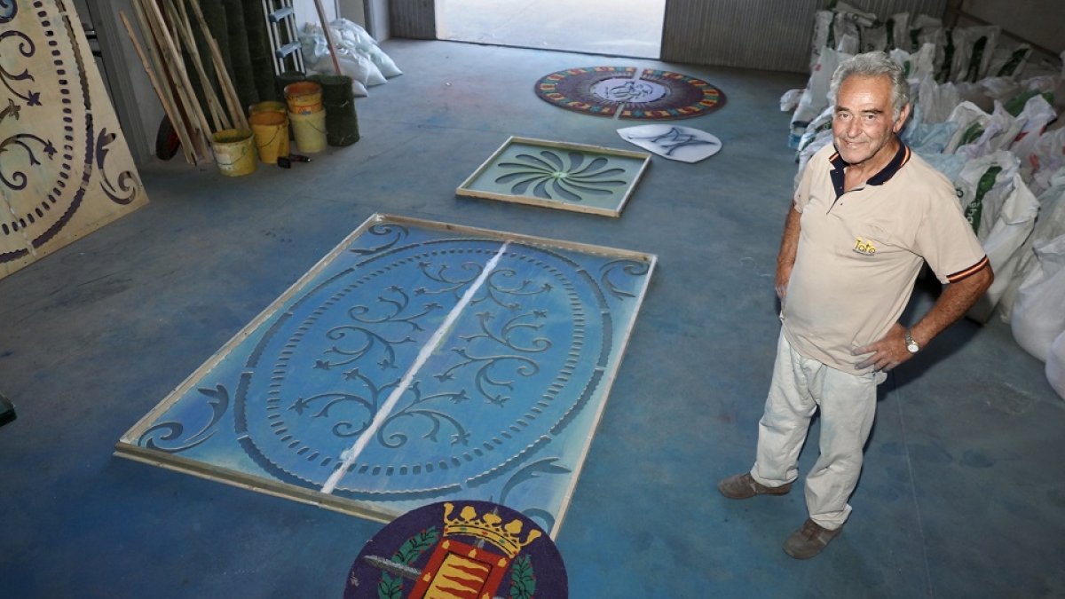 José Antonio González Gerbolés en su taller en Castrodeza con los diseños de la alfombra. / PHOTOGENIC