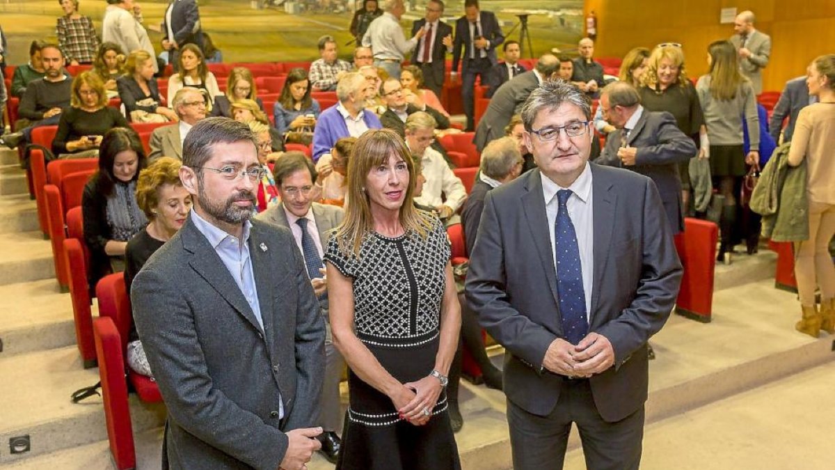 Eduardo Álvarez, director de RTVCyL; Luisa Alcalde, presidenta de Dircom Castilla y León; y Óscar Campillo, director de Marca.-Pablo Requejo