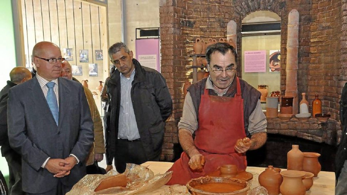 Centeno y Tapia observan la demostración de un artesano, en la inauguración del Aula Didáctica de Artis-Santiago G. del Campo