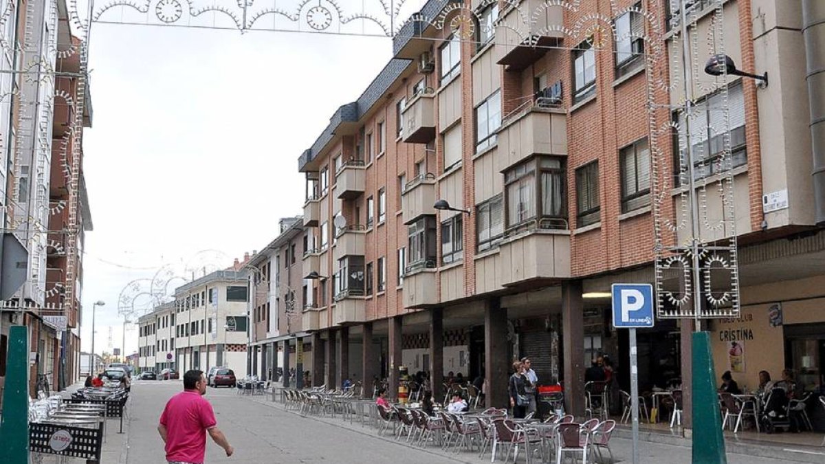 Calle Gutiérrez Mellado de Tordesillas vista desde la Avenida de León.-Santiago