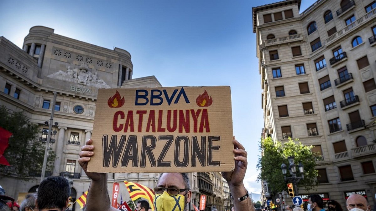 Un protestante sostiene una pancarta en Barcelona durante las movilizaciones contra el ERE de BBVA. / Paco Freire
