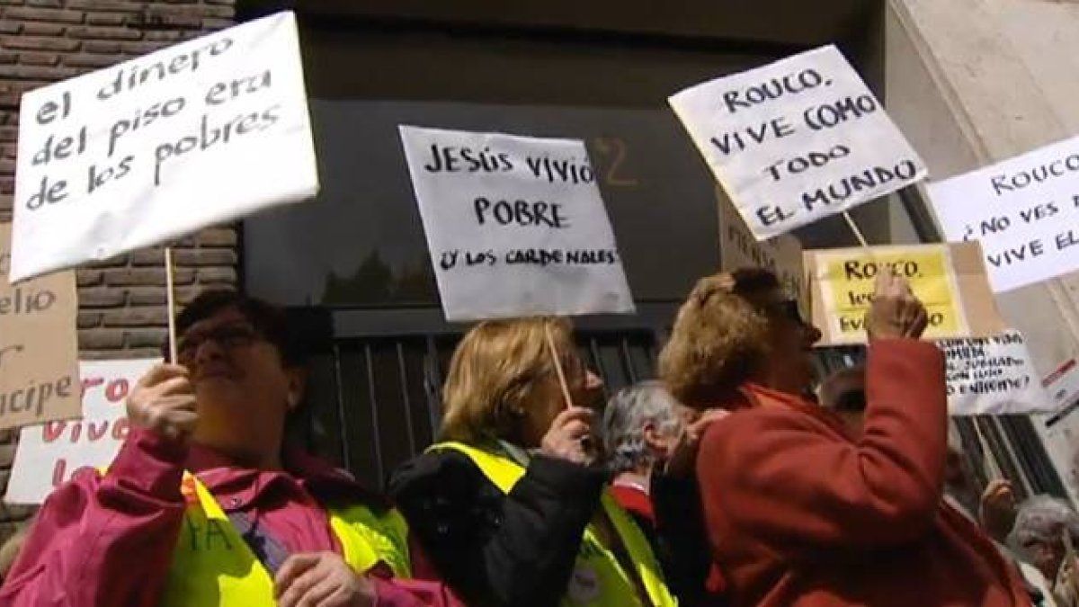 Un grupo de católicos protestan ante la actual vivienda de Rouco Varela por el gasto exagerado que supone para la Iglesia.-
