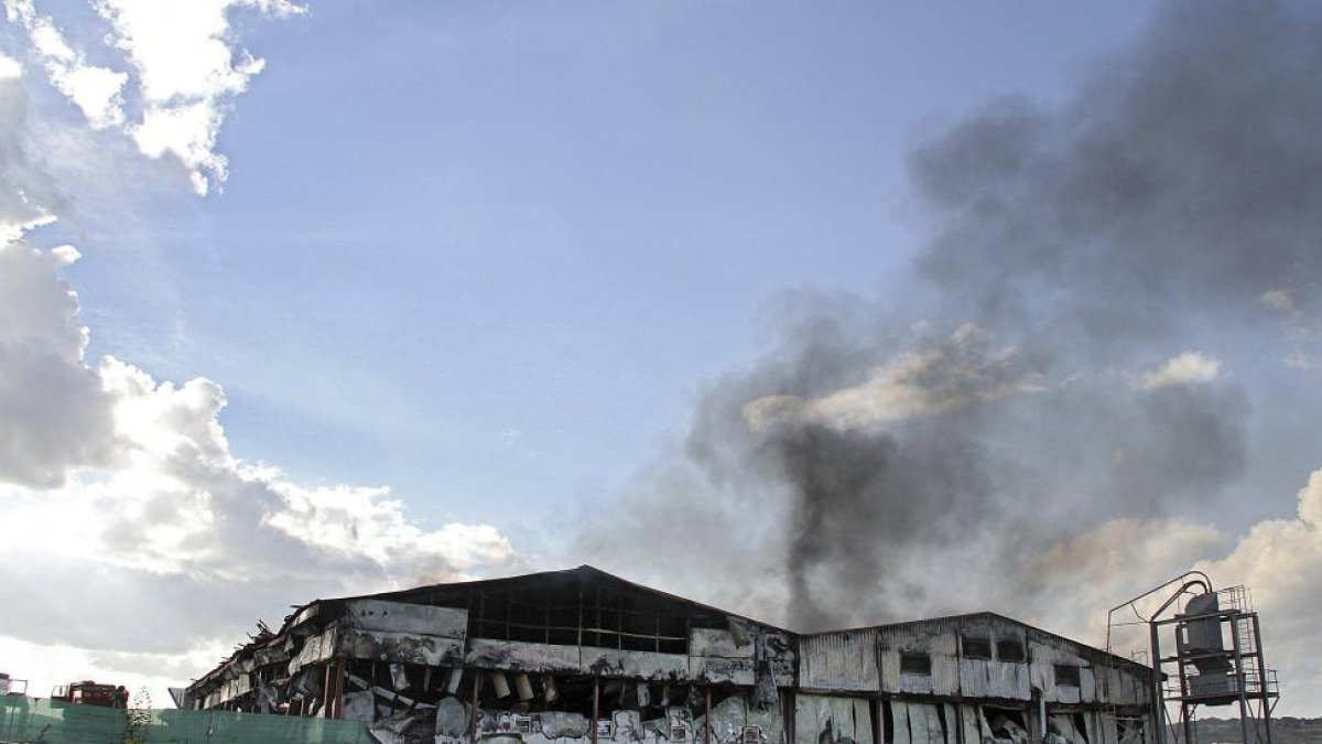 El fuego destruye las instalaciones de la planta de Iberavi tiene en Alija del Infantado (León).-ICAL