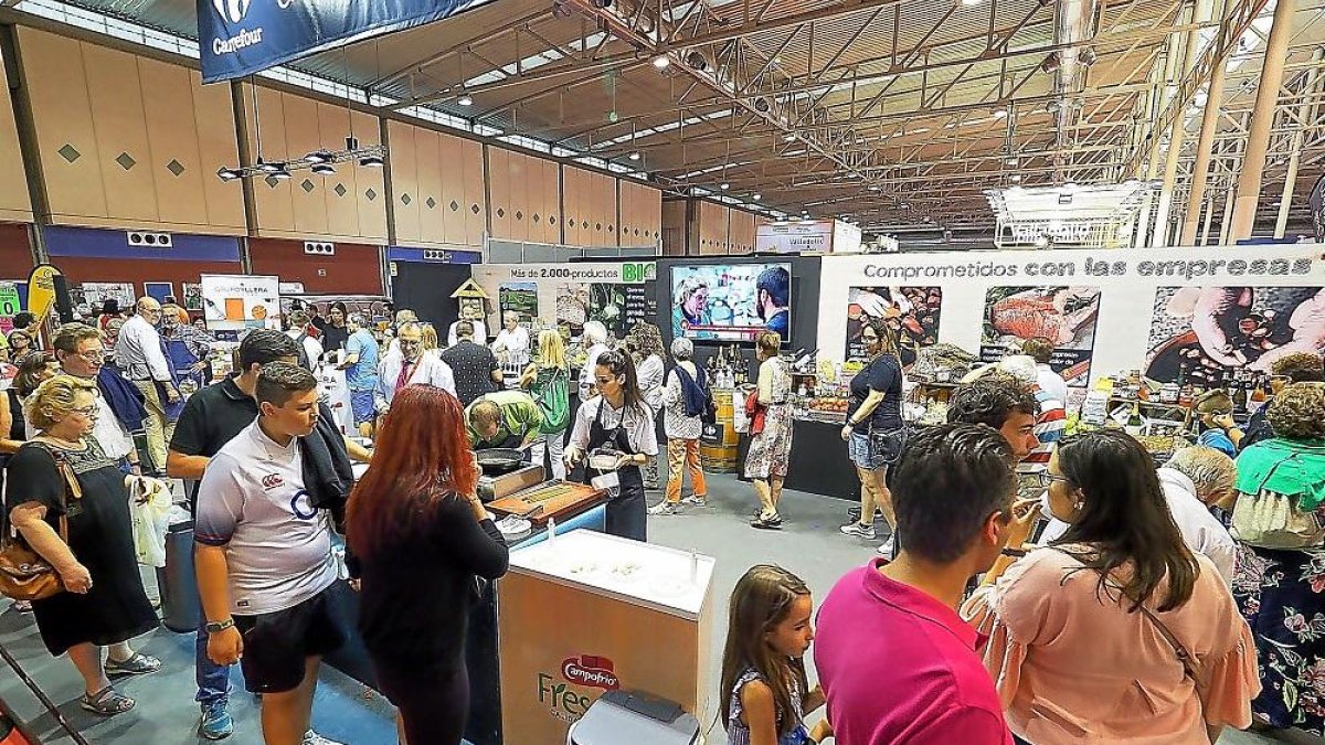 El público asistente visita la zona de alimentación en la Feria de Muestras.-P. REQUEJO / PHOTOGENIC