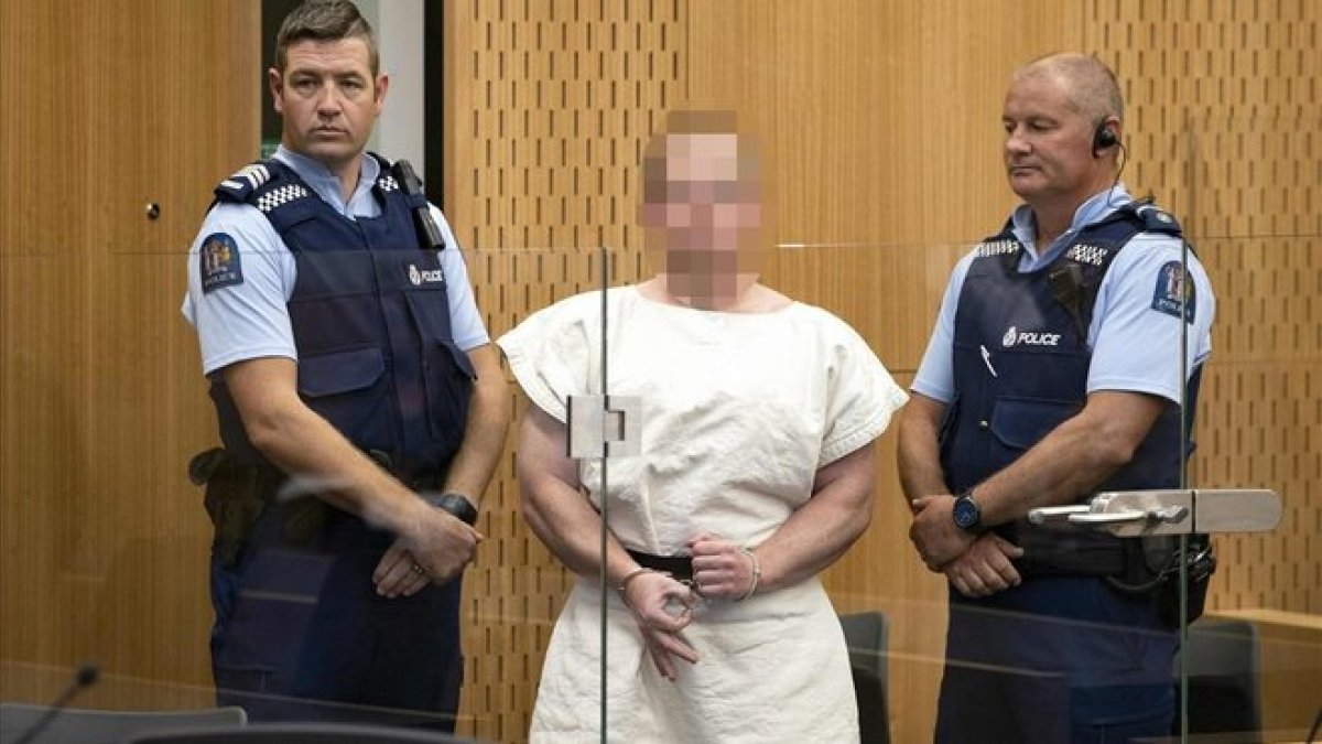 Brenton Harrison Tarrant, autor de la masacre de Nueva Zelanda, ha comparecido este sábado ante un tribunal de Christchurch y se ha despedido formando con su mano derecha algo parecido a ese OK invertido que utilizan los supremacistas blancos.-AFP/ MARK MITCHELL