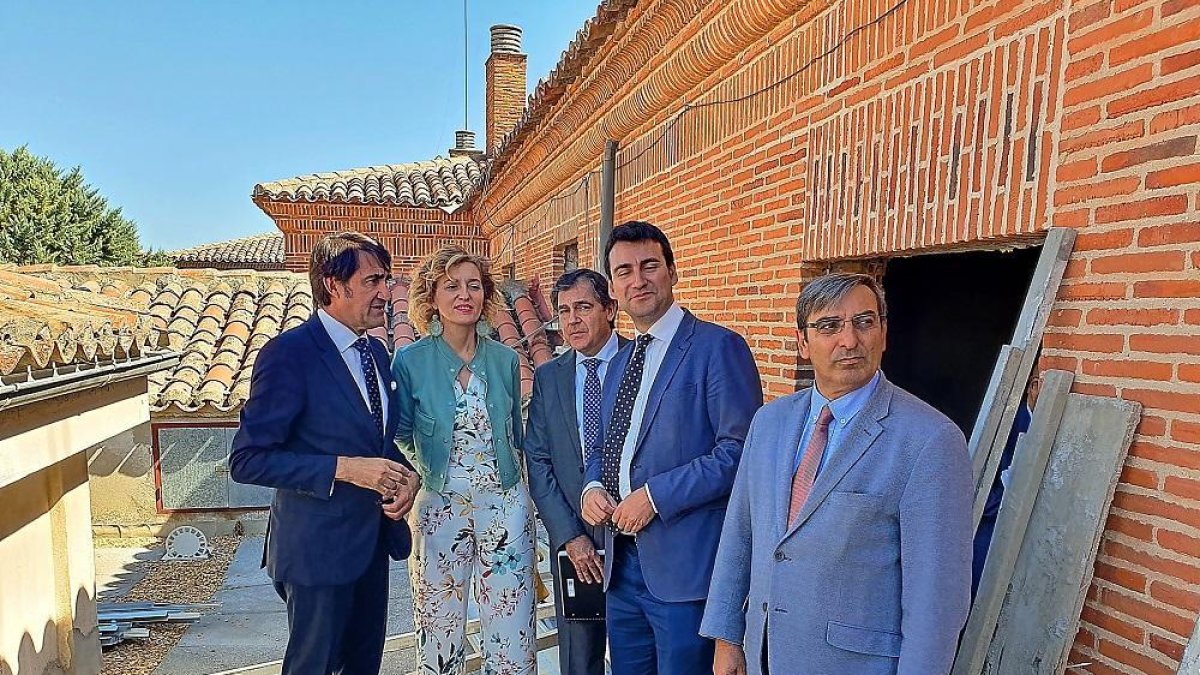 El consejero de Fomento y el alcalde de Medina de Rioseco durante la visita a las obras de la vivienda, ayer.-EL MUNDO