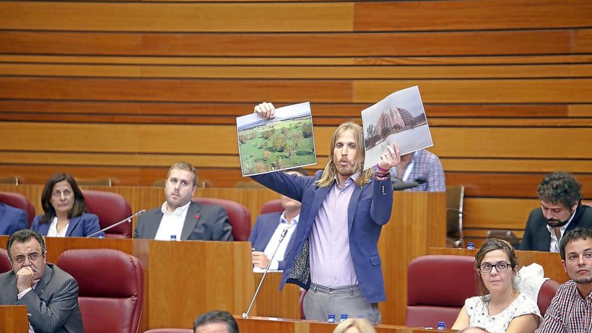 Fernández muestra fotos del proyecto soriano.-ICAL