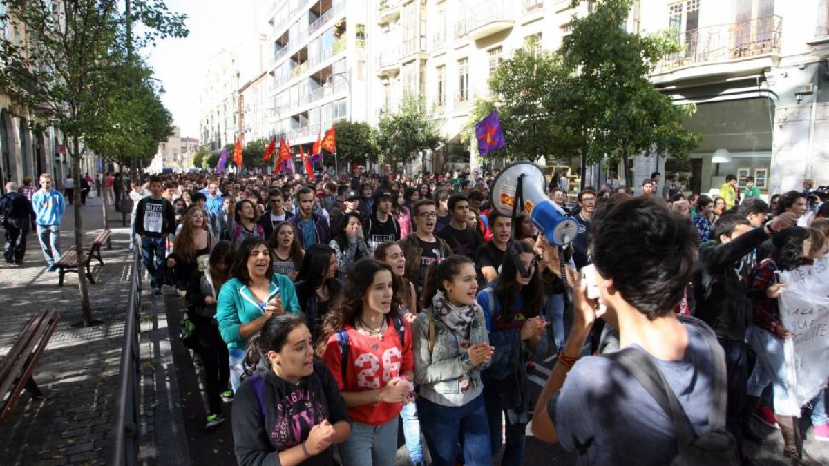 Colectivos estudiantiles celebran una manifestación contra los recortes en Educación por las calles del centro de Valladolid-Ical