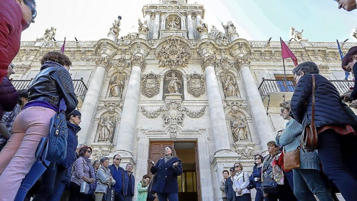 La profesora Patricia Andrés explica frente a la fachada de la Universidad de Valladolid la historia del emblemático edificio.-J.M. LOSTAU