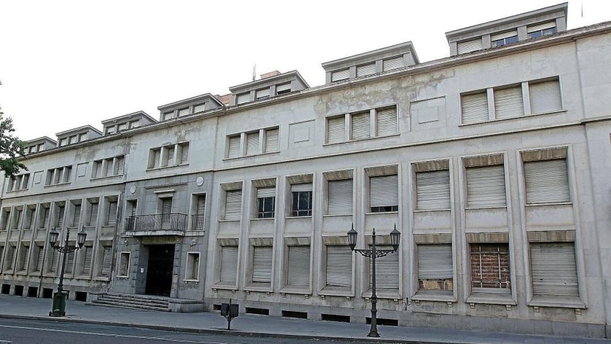 Antiguo colegio del Salvador, cerrado desde hace años y lugar previsto por el Ayuntamiento para ubicar el Campus de la Justicia.-J.M. LOSTAU