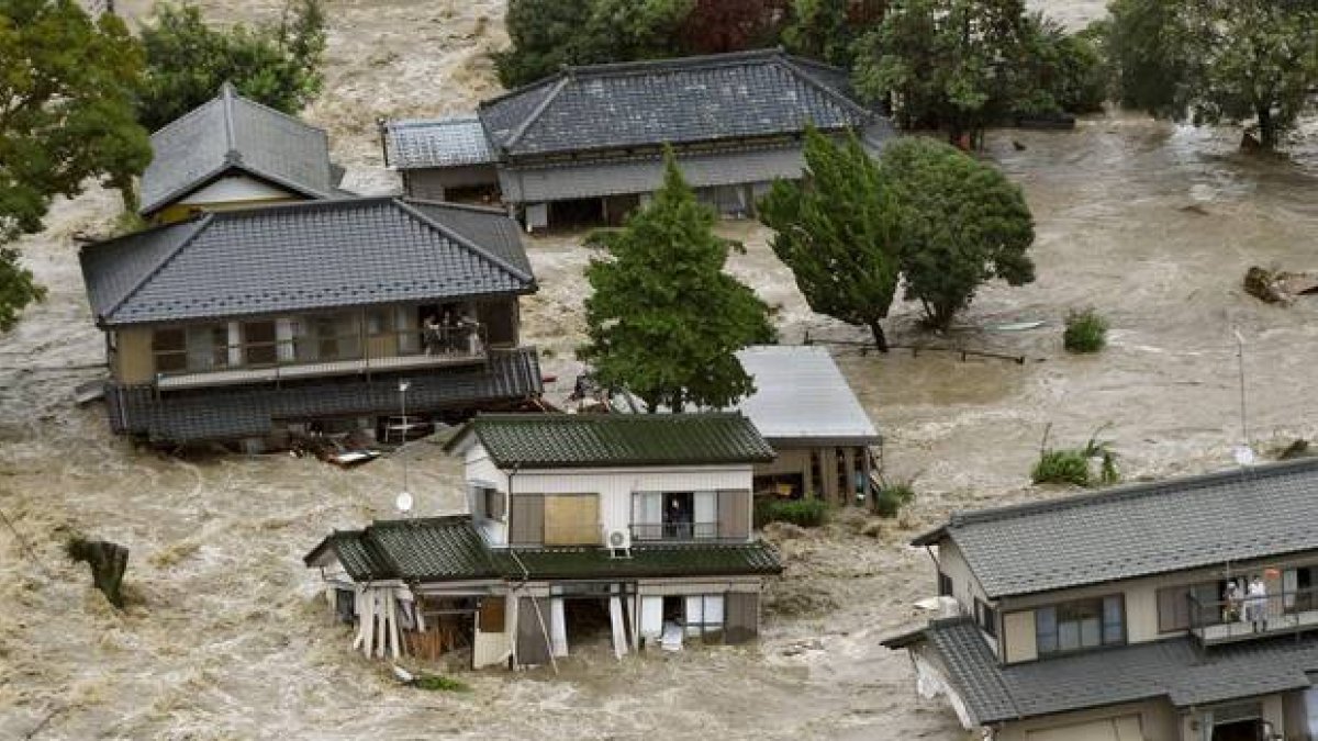 Imágenes de la inundación que afecta a Joso, en la prefactura de Ibaraki, a causa del desbordamiento del río Kinugawa.-ATLAS