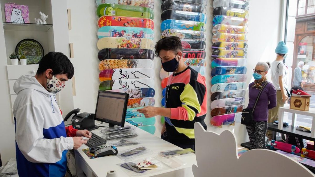 Comercio en la calle Regalado, Valladolid.- JUAN MIGUEL LOSTAU