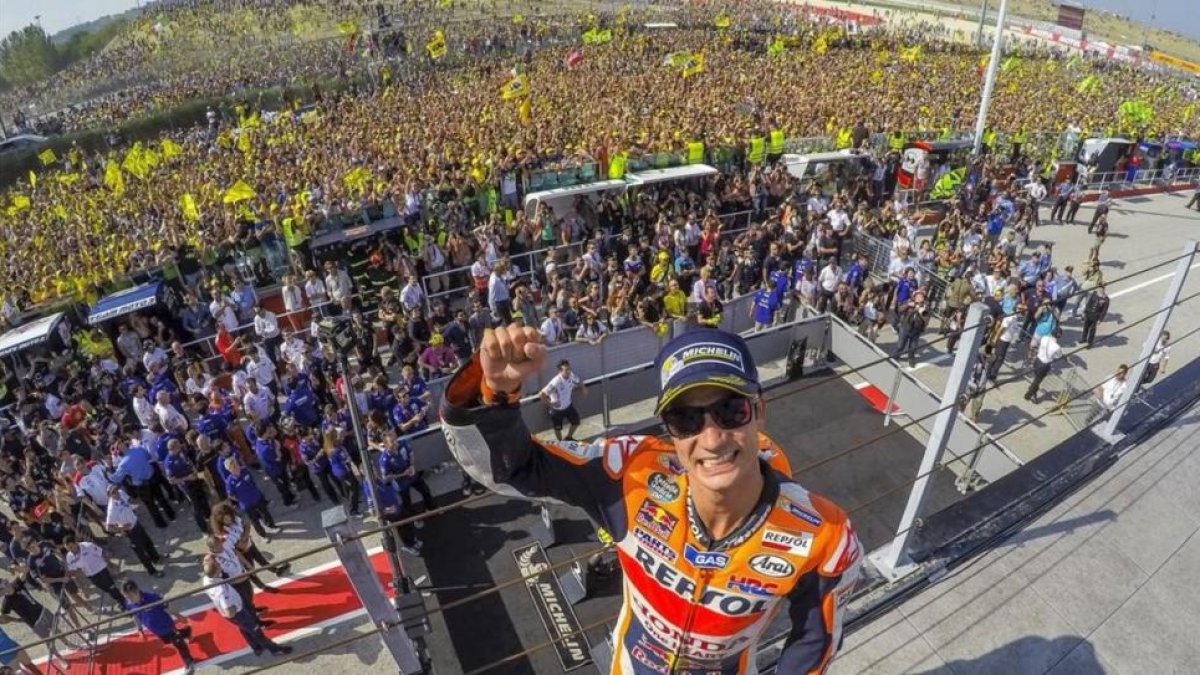 Dani Pedrosa celebra  con la hinchada de Valentino Rossi a su espalda  su victoria en Misano.-MOTOGP.COM