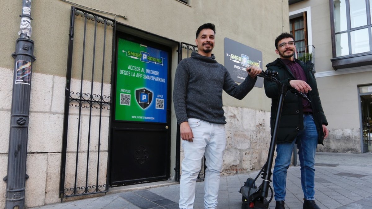 Álvaro y Roberto, en el nuevo aparcamiento para patinentes PHOTOGENIC.