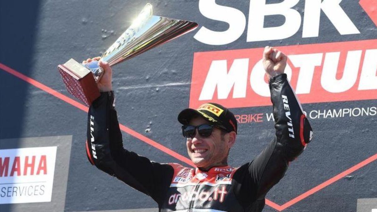 Álvaro Bautista celebra hoy en el podio de Phillip Island (Australia), su segunda victoria en el Mundial de SBK.-EFE/ JULIAN SMITH