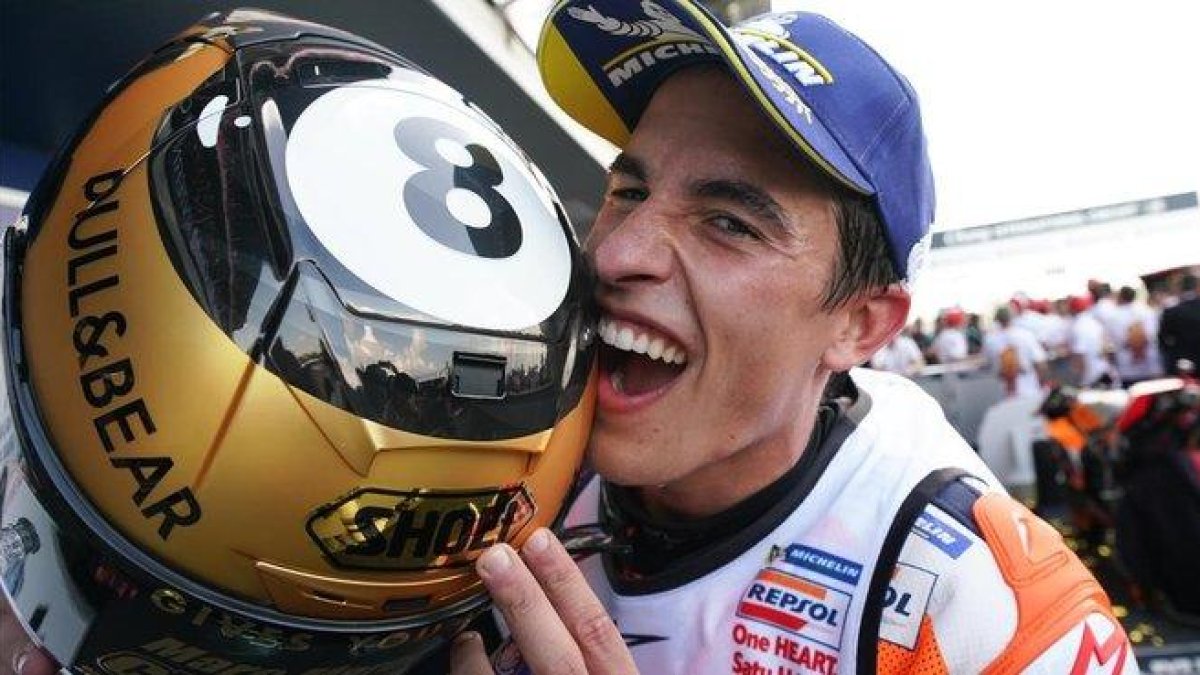 Marc Márquez celebra, en Buriram (Tailandia), la conquista de su octavo título mundial.-ALEJANDRO CERESUELA