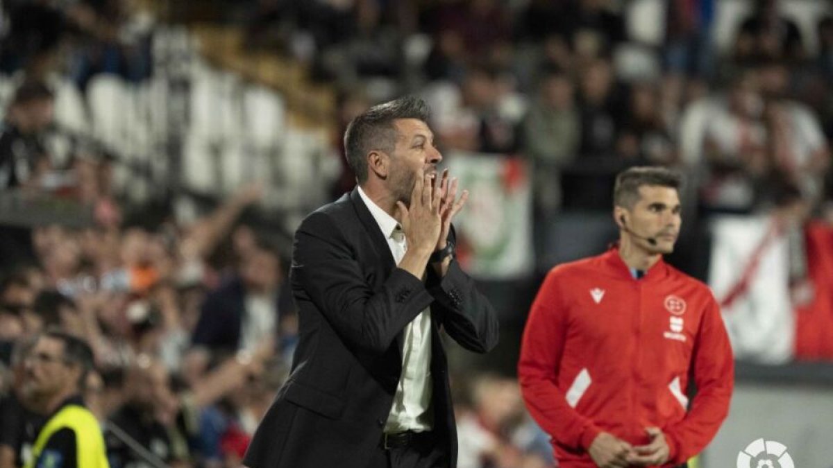 Pezzolano gesticula en el área técnica de Vallecas. / LALIGA