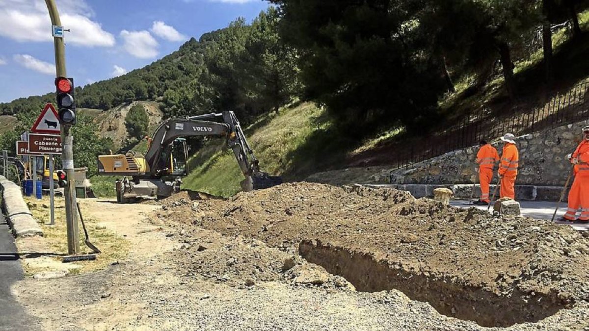 Zanja abierta el lunes junto al puente para comprobar fugas de agua.-Ical