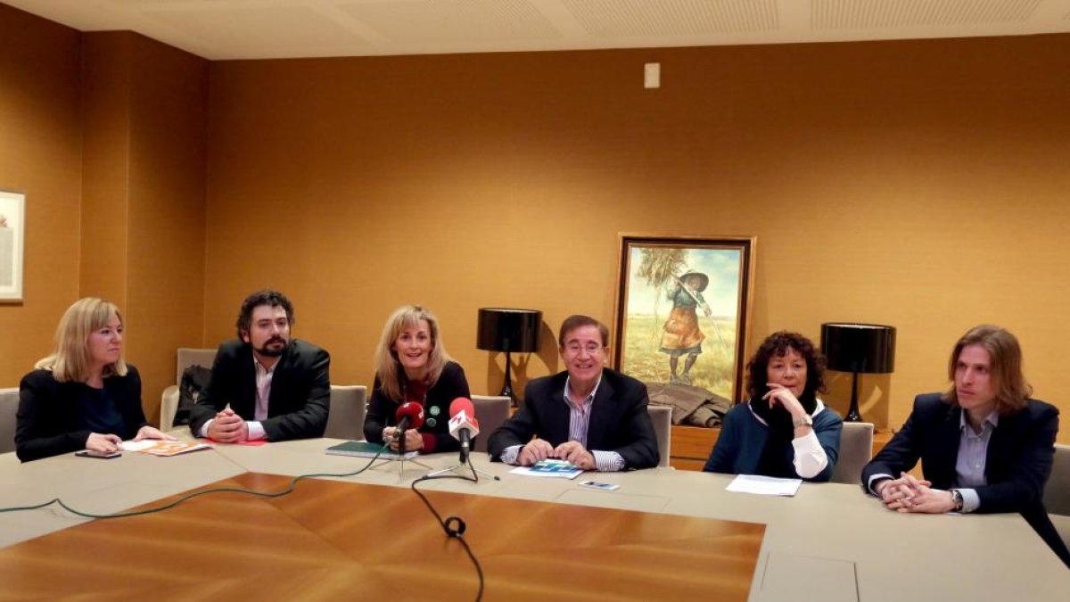 El sindicato Satse de Castilla y León y la Organización Colegial, que integran la Mesa de la Profesión Enfermera, presentan junto a los grupos parlamentarios en las Cortes las acciones conjuntas sobre la indicación, uso y autorización y prescripción de me-ICAL