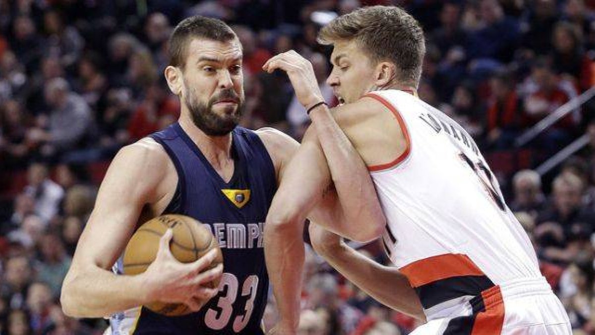 Marc Gasol trata de deshacerse de la presión de Meyers Leonard, durante el partido que ha enfrentado a los Grizzlies y los Trail Blazers.-Foto: AP / DON RYAN