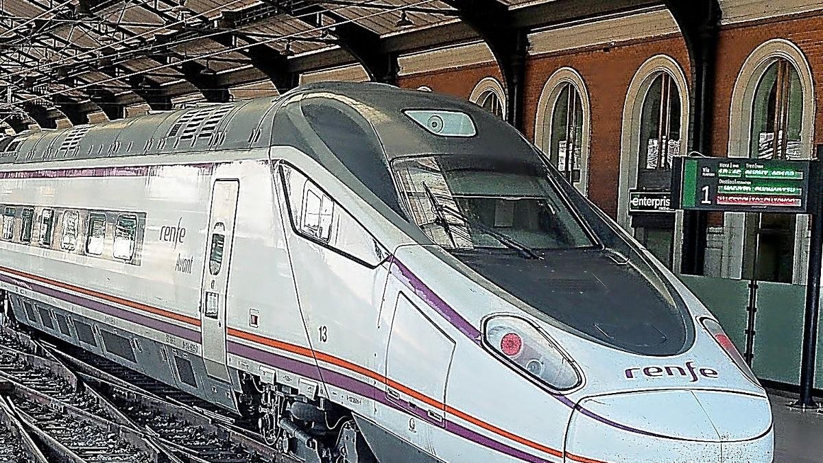 El Avant con destino Madrid durante una parada en la estación de Valladolid.