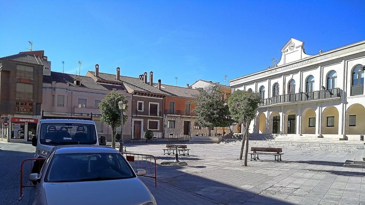Aspecto actual de la Plaza Mayor de Íscar, que quieren renovar con Planes Provinciales y recursos municipales.-A.Í.