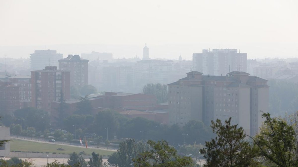 Valladolid bajo el manto de humo por los incendios. J. M. LOSTAU