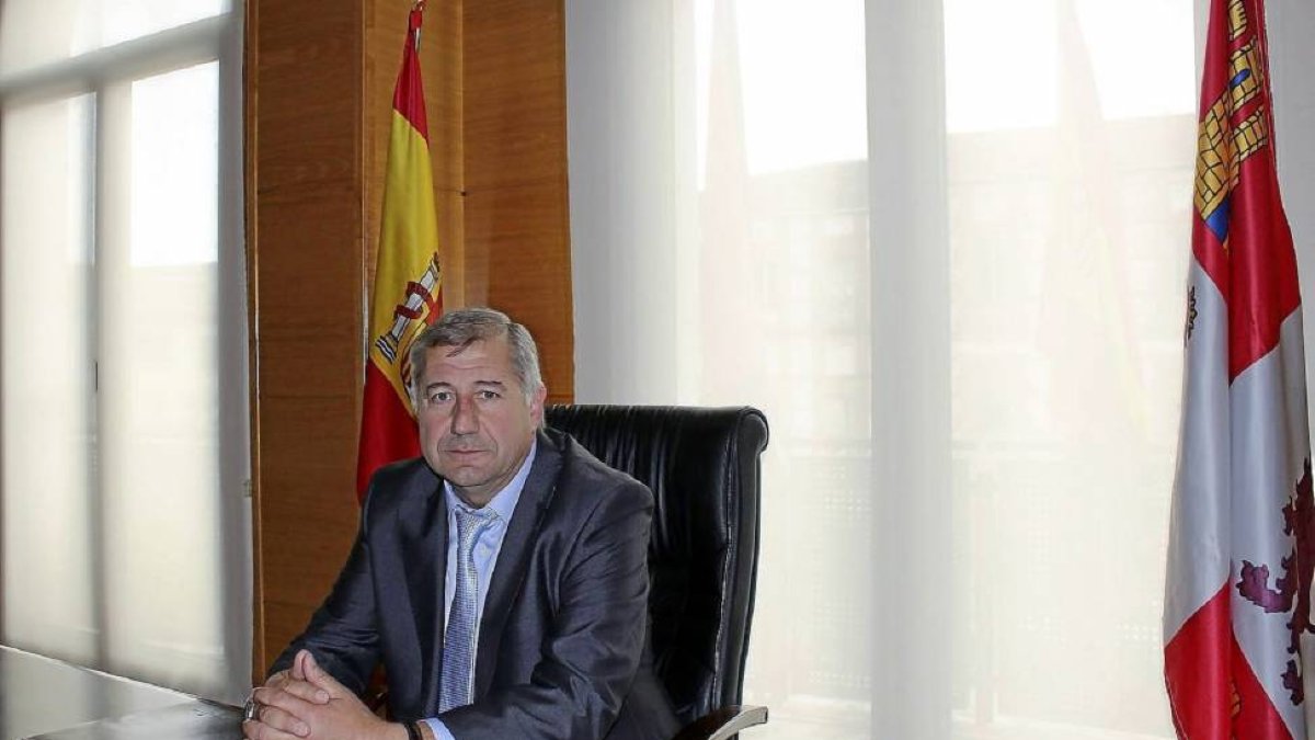 El alcalde de Íscar, Luis María Martín, en su despacho del Ayuntamiento.-El Mundo