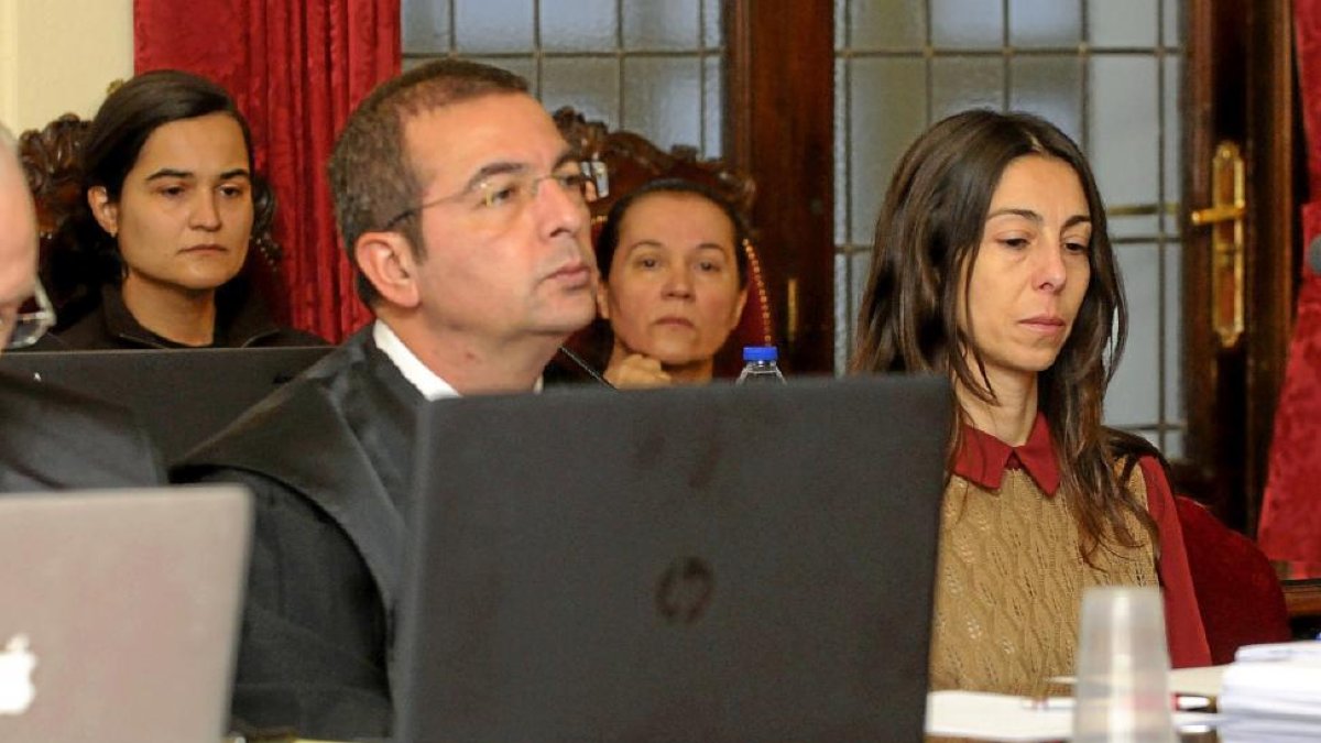 Fermín Guerrero y Raquel Gago; detrás, Triana Martínez y Montserrat González, en el juicio.-J. CASARES