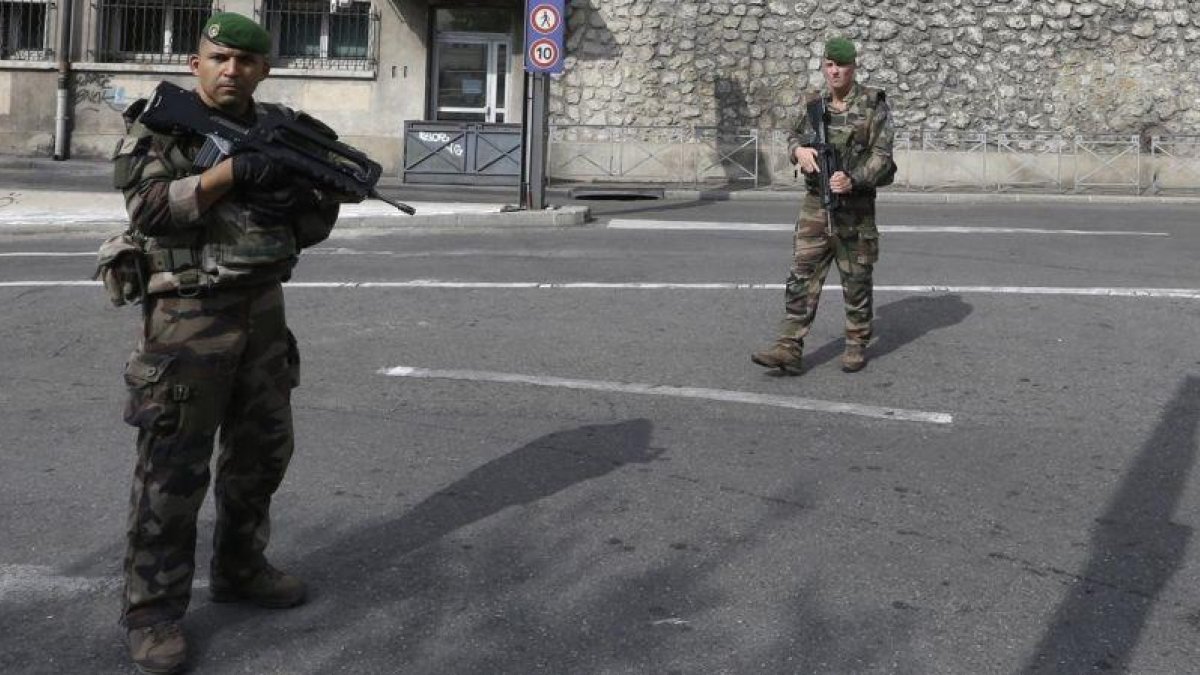 Soldados franceses patrullas fuera de la estación de tren de Marsella.-AP / CLAUDE PARIS