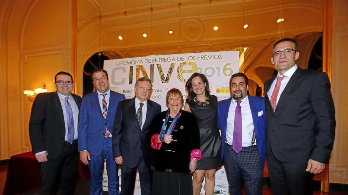 Luis Peique, de Bodegas Peique; el enólogo de la Bodega del Abad, Miguel Tienda; Antonio Huertes, de Bodegas Ribera de Pelazos; la enóloga Isabel Mijares, Adriana Ulibarri, Manuel Herrera, de la Finca Herrera Garnachas; y Miguel Gancedo, de Bodegas Ganced-Raquel P. Vieco