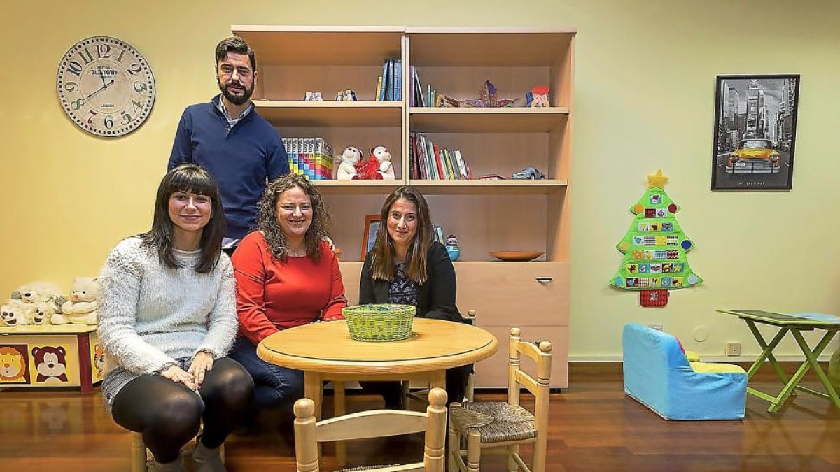 Félix Arias con el equipo del punto de encuentro de  Perú, en Valladolid, Melani Rodríguez, Marta Carranza y Elena Maraver.-PABLO REQUEJO / PHOTOGENIC