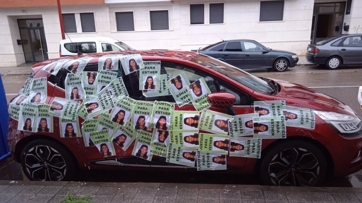 Estado en el que ha aparecido el vehículo de la hermana de Óscar, totalmente empapelado con carteles en los que se pide justicia para Esther López.- EUROPA PRESS