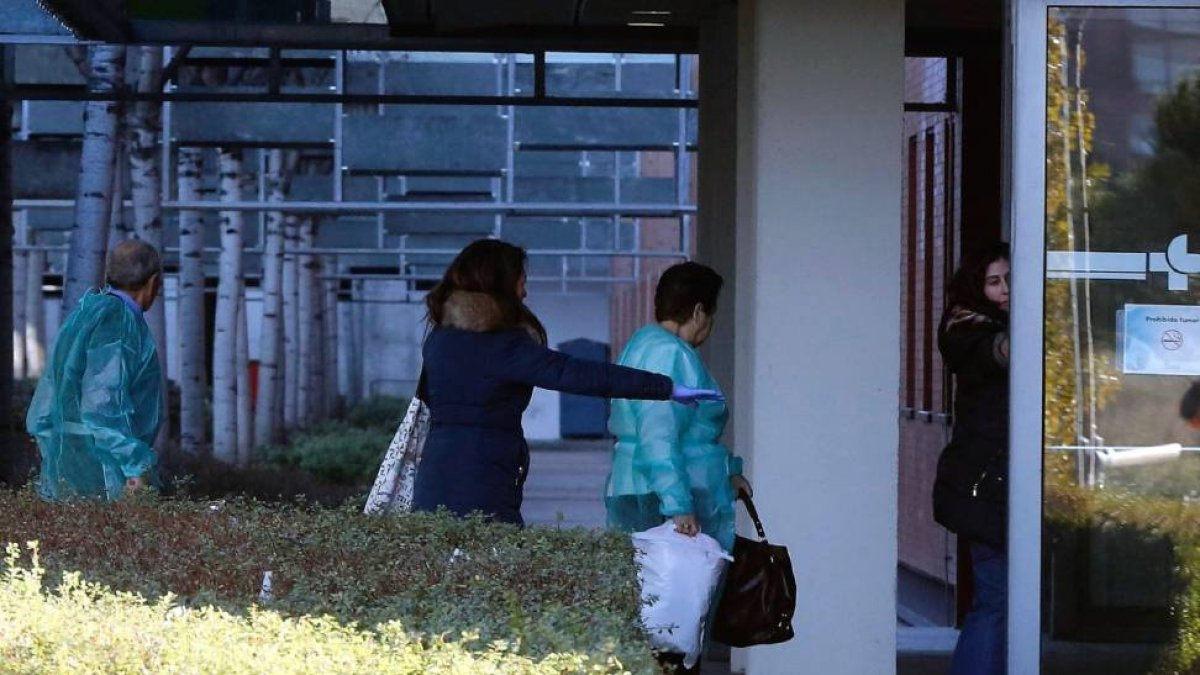 Los padres del cooperante ingresado por un posible caso de ébola entran en el Hospital Rio Hortega-Ical