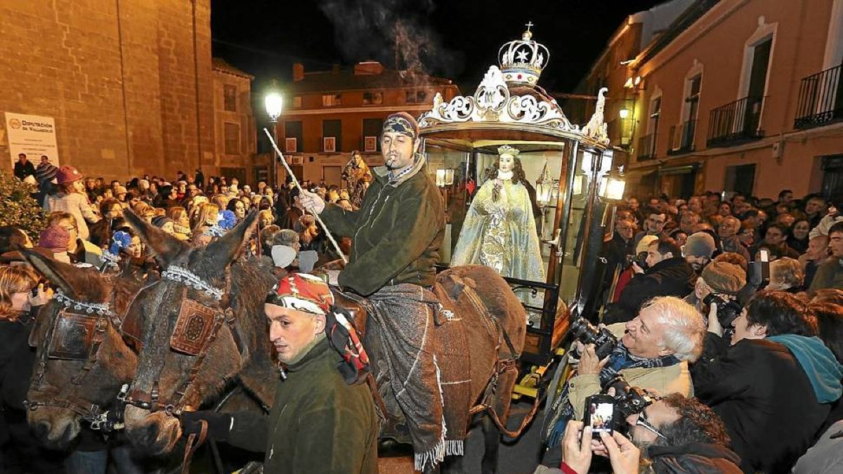 La Virgen viaja de regreso a la ermita en un carruaje tirado por mulas y arropada por miles de navarreses-J.M.Lostau