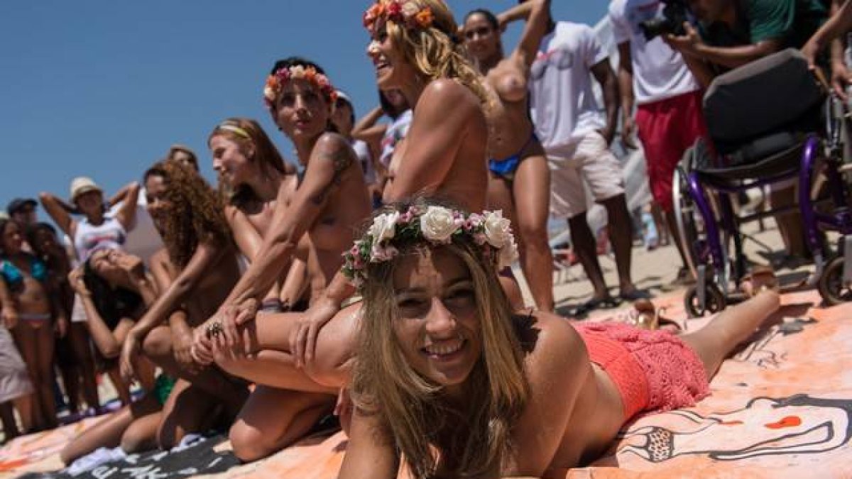 PROTESTA: Un grupo de mujeres muestran sus pechos en la playa de Ipanema de  Río por el derecho a hacer toples