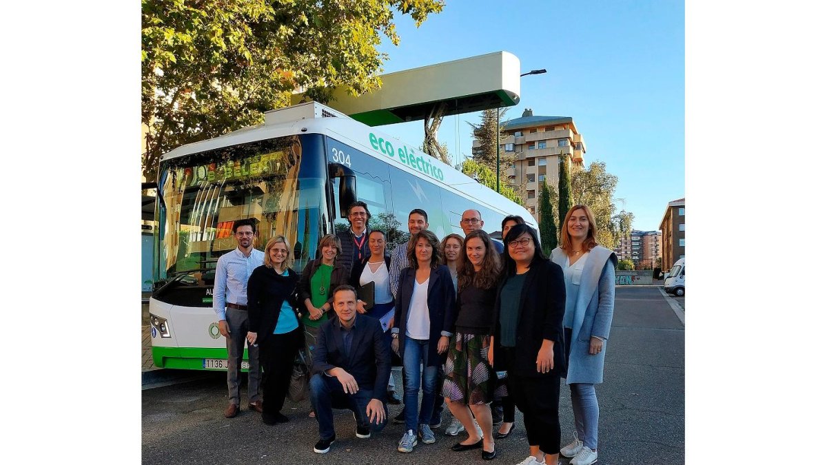 Imagen de los participantes en el proyecto PROSPECT junto con un autobús en Valladolid. / INNOLID
