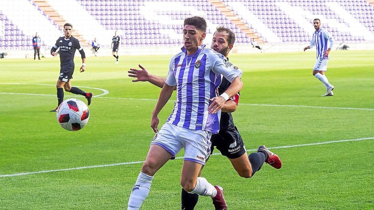 Waldo protege un balón en el partido contra la Cultural.-M.Á. SANTOS