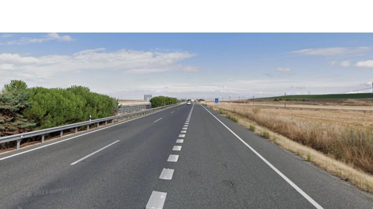 Carretera A-6 a la altura de Ataquines en una imagen de archivo. / E.M.