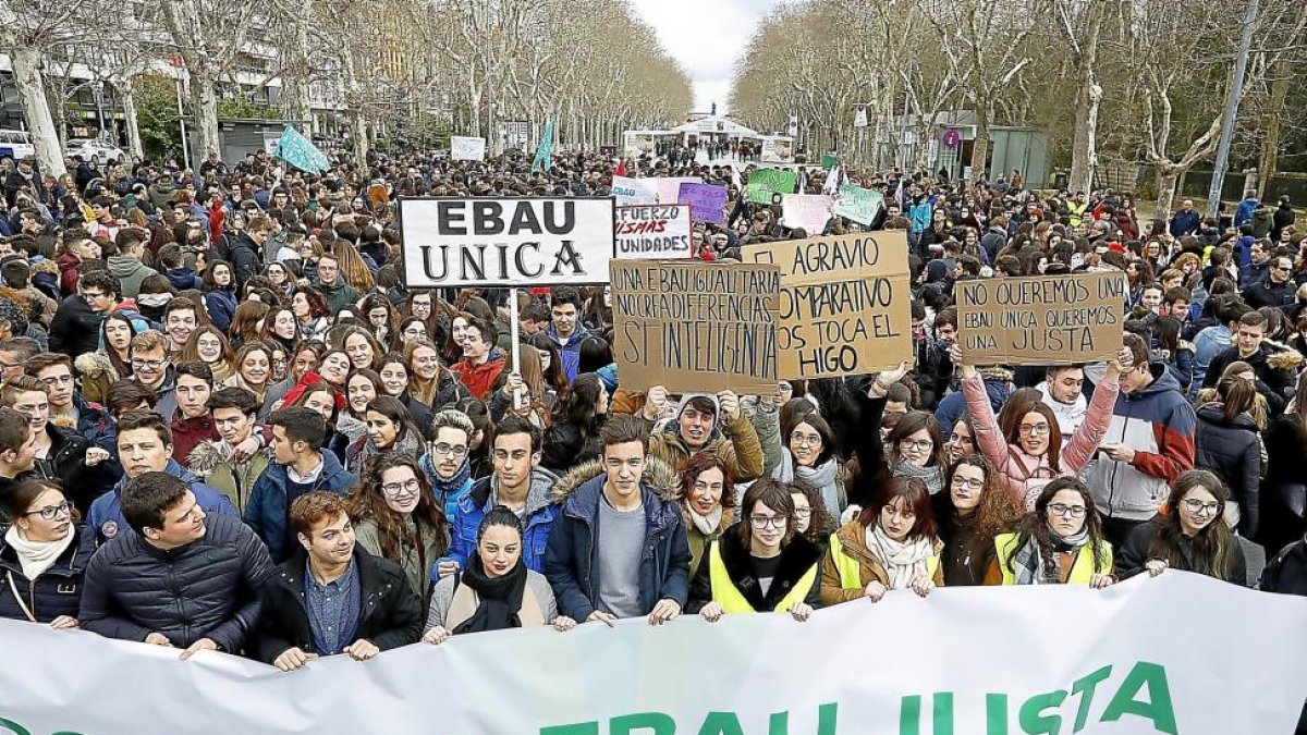 Cientos de estudiantes encabezan con una pancarta reivindicativa las movilizaciones en la Acera de Recoletos.-J.M. LOSTAU