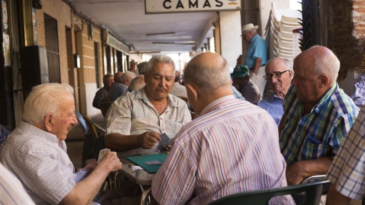 Un grupo de jubilados juega a las cartas en una imagen de archivo.-EL MUNDO