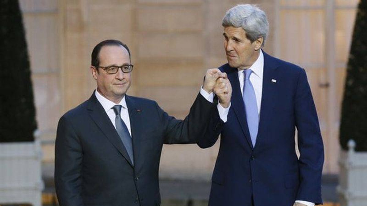 El presidente francés, François Hollande, junto al Secretario de Estado de EEUU, John Kerry, en el Elíseo, hoy.-Foto: PATRICK KOVARIK / AFP